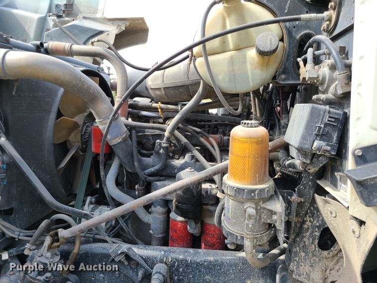 image for item L1263 2002 Mack CH613  semi truck