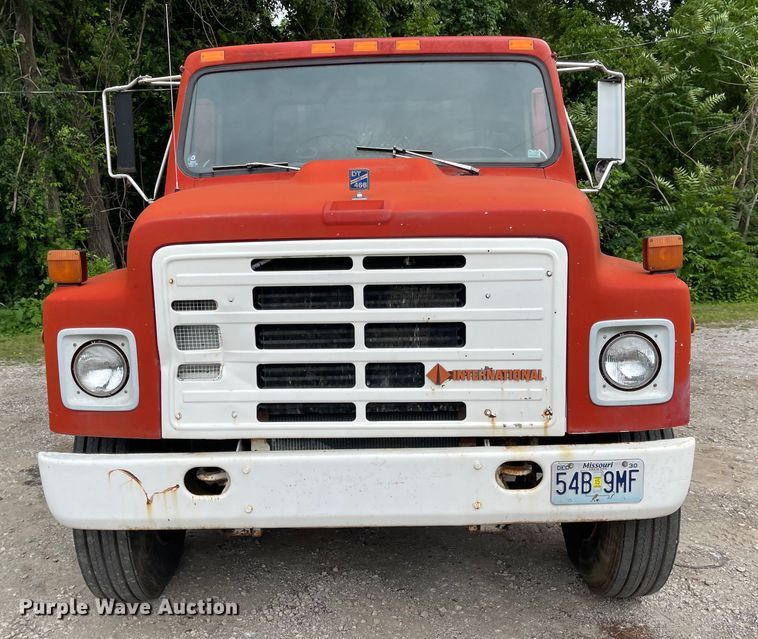 image for item LF9054 1987 International S1900  flatbed truck