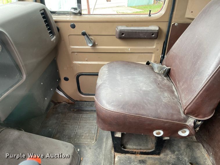 image for item LF9054 1987 International S1900  flatbed truck