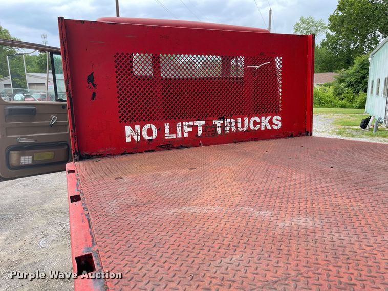 image for item LF9054 1987 International S1900  flatbed truck