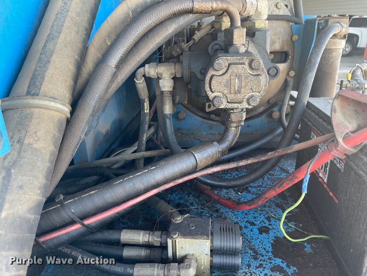 image for item LF9071 2000 Genie S-60  boom lift