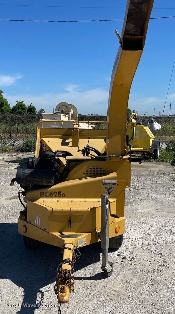 image for item LF9105 2002 Vermeer BC625A  wood chipper