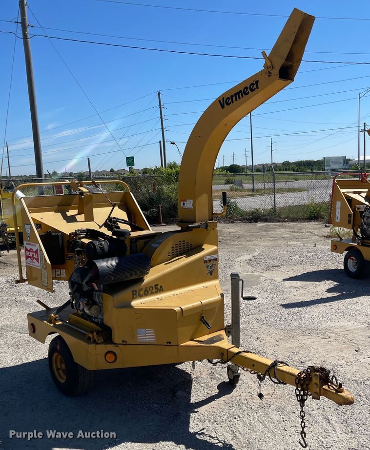 image for item LF9105 2002 Vermeer BC625A  wood chipper