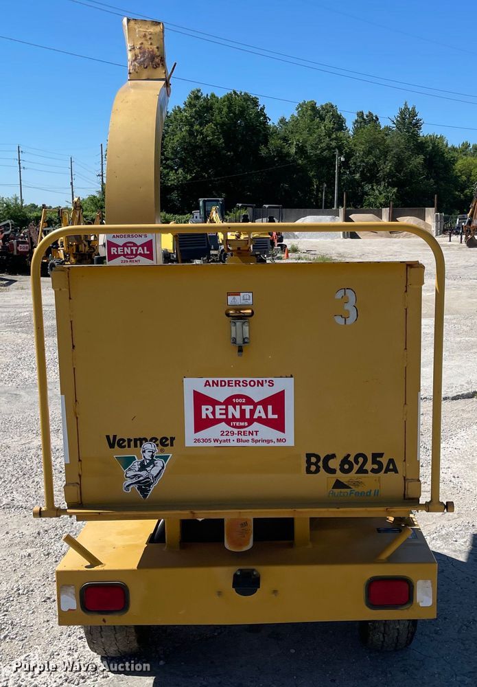 image for item LF9105 2002 Vermeer BC625A  wood chipper