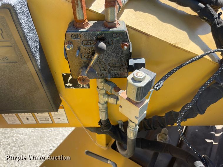 image for item LF9105 2002 Vermeer BC625A  wood chipper