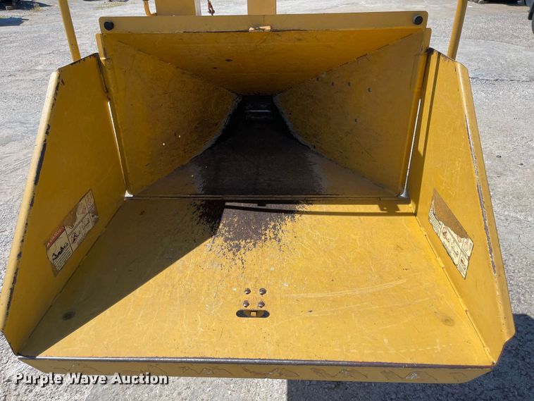 image for item LF9105 2002 Vermeer BC625A  wood chipper
