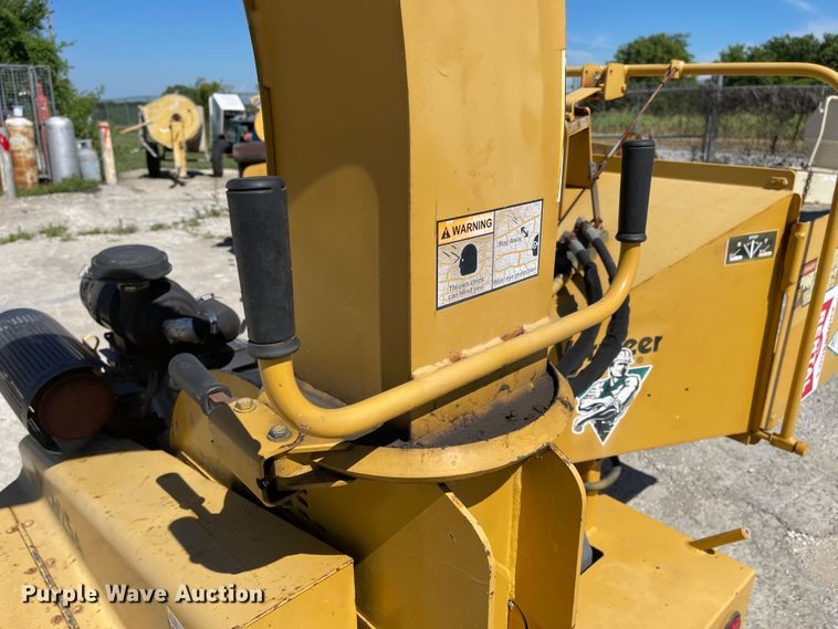 image for item LF9105 2002 Vermeer BC625A  wood chipper