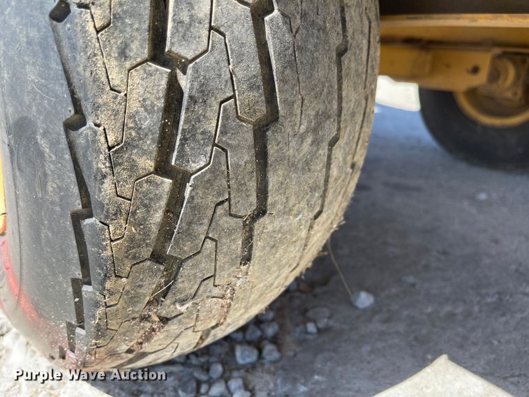 image for item LF9105 2002 Vermeer BC625A  wood chipper