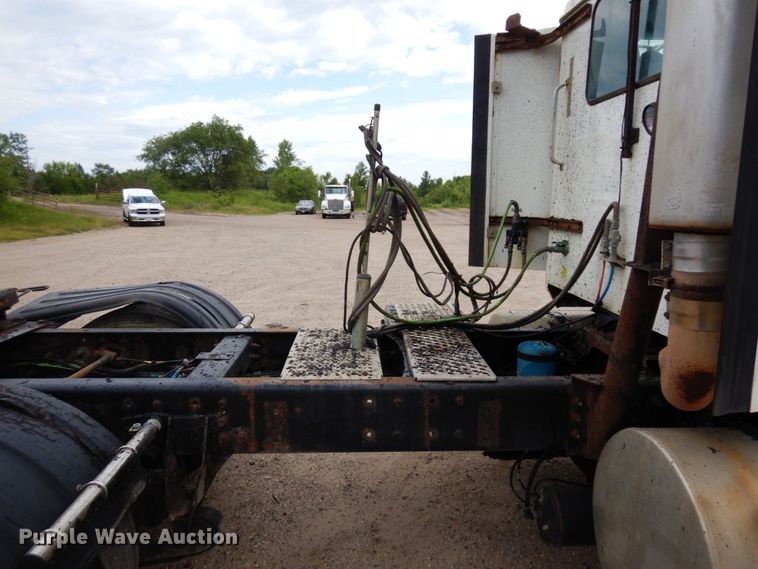 image for item MF9662 2005 International 9400i  semi truck