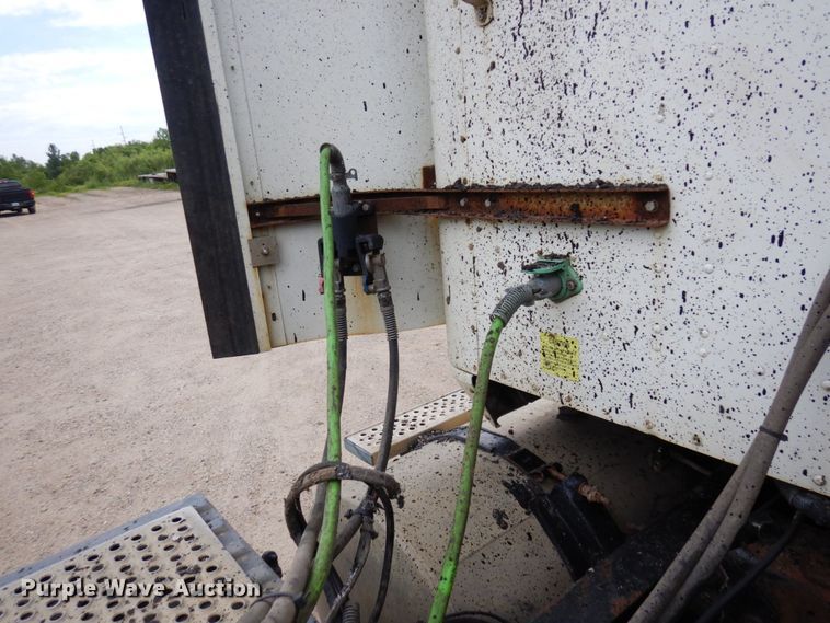 image for item MF9662 2005 International 9400i  semi truck