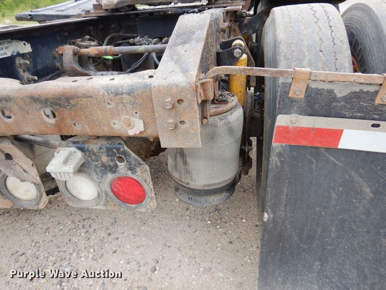 image for item MF9662 2005 International 9400i  semi truck