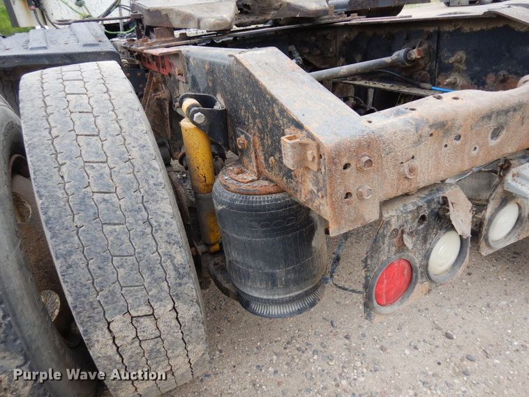 image for item MF9662 2005 International 9400i  semi truck