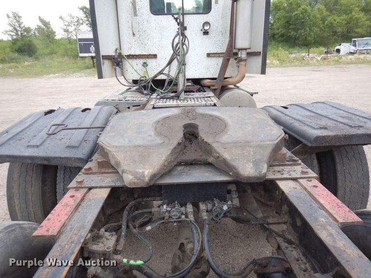 image for item MF9662 2005 International 9400i  semi truck