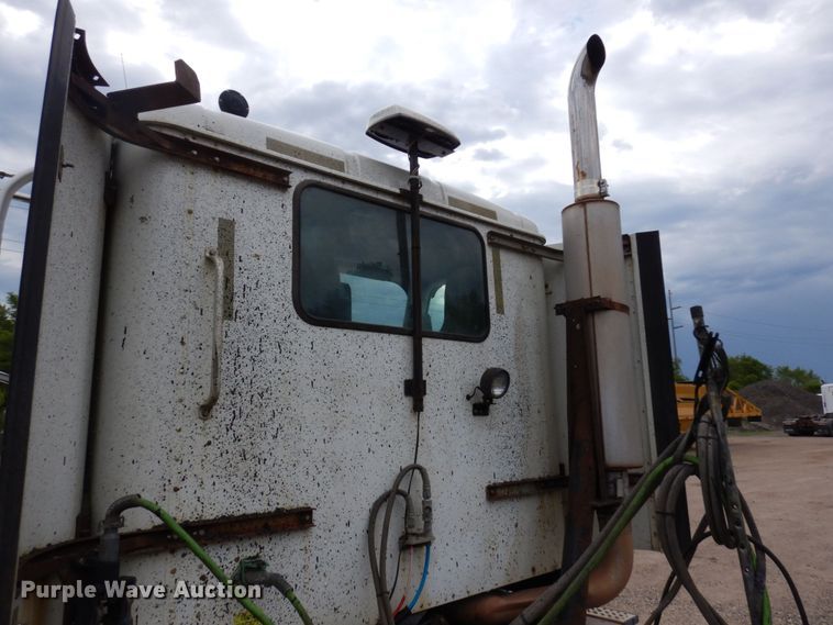 image for item MF9662 2005 International 9400i  semi truck