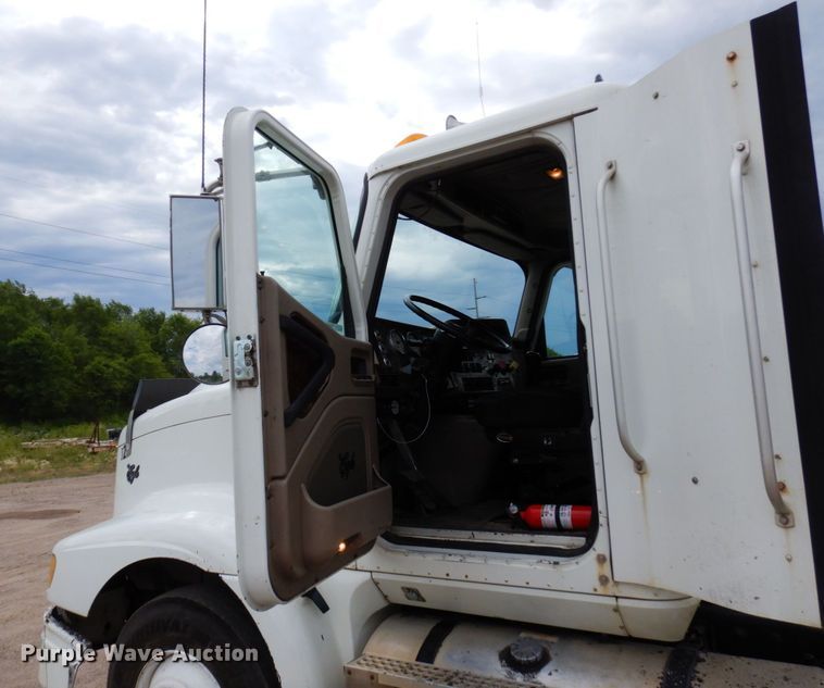 image for item MF9662 2005 International 9400i  semi truck