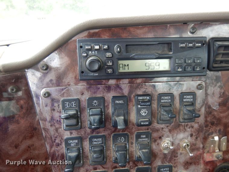 image for item MF9662 2005 International 9400i  semi truck