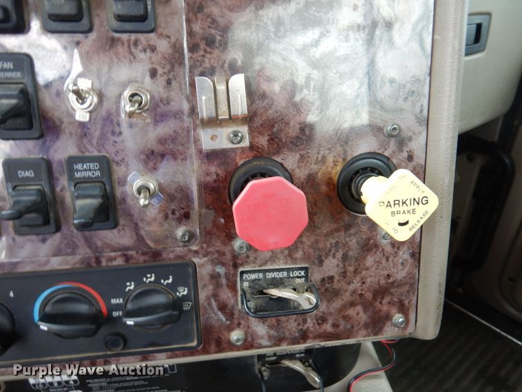 image for item MF9662 2005 International 9400i  semi truck