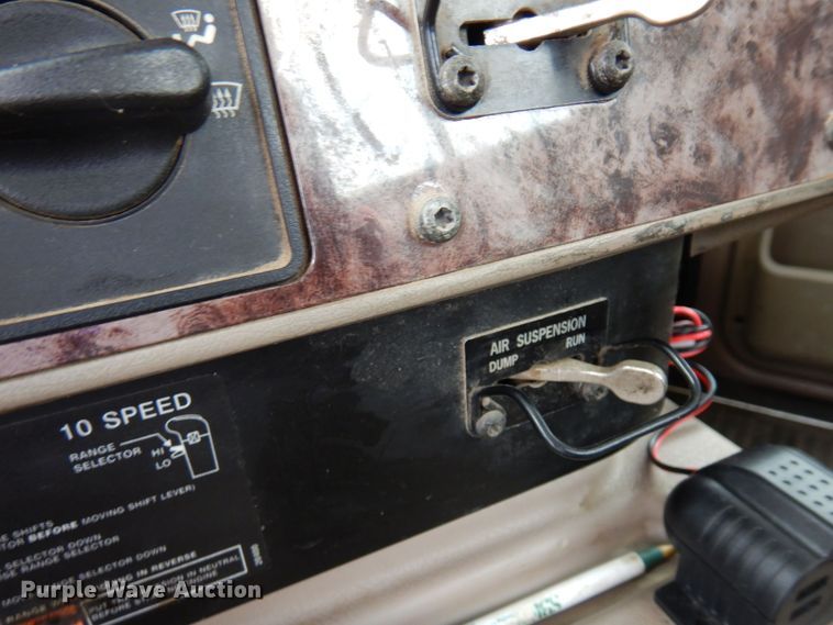 image for item MF9662 2005 International 9400i  semi truck