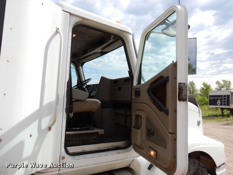 image for item MF9662 2005 International 9400i  semi truck