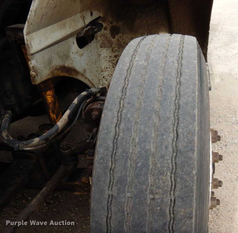 image for item MF9662 2005 International 9400i  semi truck