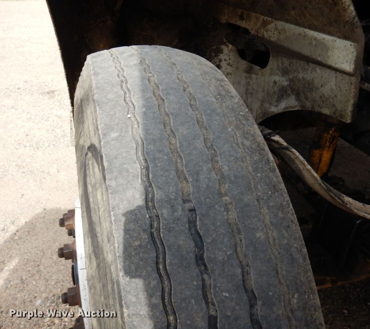 image for item MF9662 2005 International 9400i  semi truck