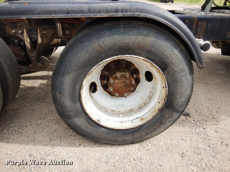 image for item MF9662 2005 International 9400i  semi truck