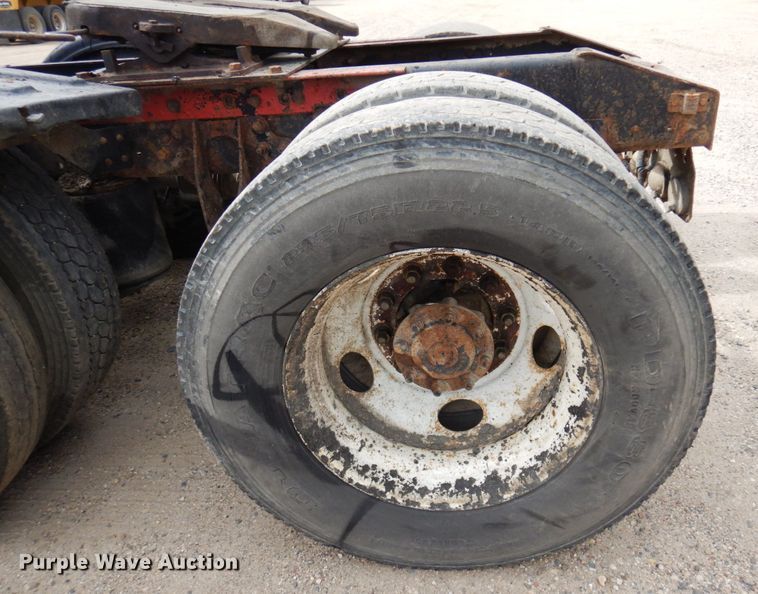 image for item MF9662 2005 International 9400i  semi truck