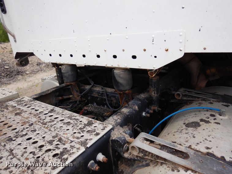 image for item MF9664 2013 Freightliner Coronado  semi truck