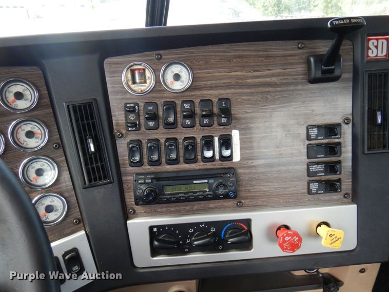 image for item MF9664 2013 Freightliner Coronado  semi truck