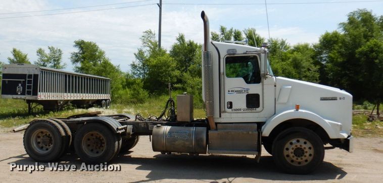 image for item MF9668 2016 Kenworth T800  semi truck