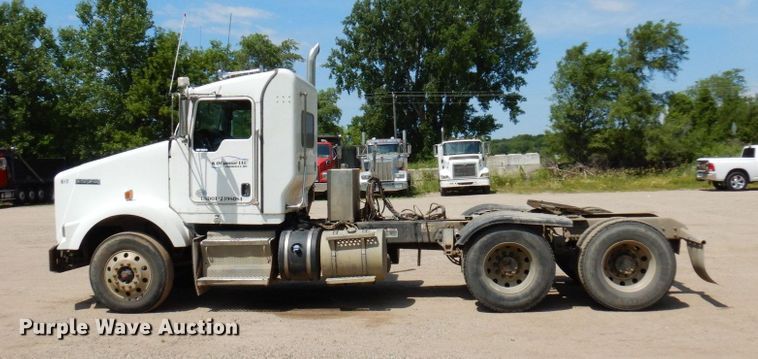 image for item MF9668 2016 Kenworth T800  semi truck