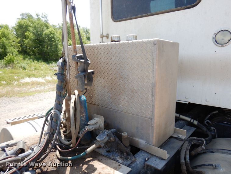 image for item MF9668 2016 Kenworth T800  semi truck