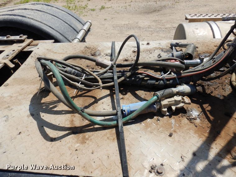 image for item MF9668 2016 Kenworth T800  semi truck