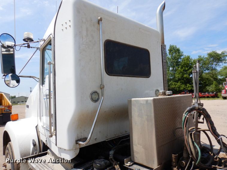 image for item MF9668 2016 Kenworth T800  semi truck