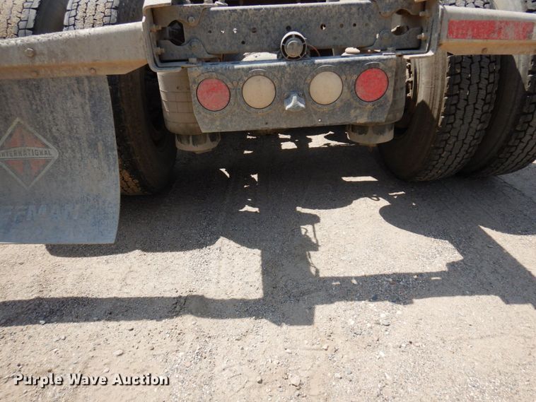 image for item MF9668 2016 Kenworth T800  semi truck