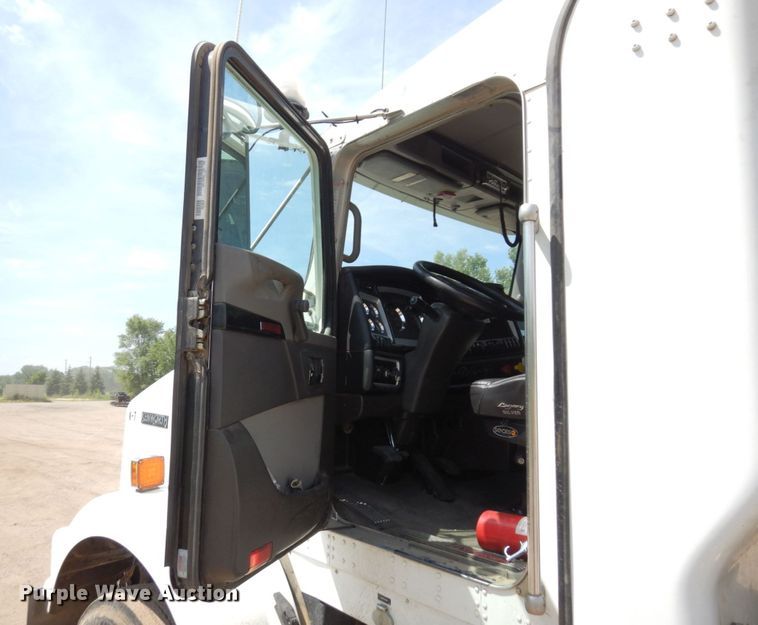 image for item MF9668 2016 Kenworth T800  semi truck