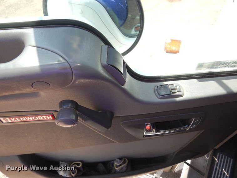 image for item MF9668 2016 Kenworth T800  semi truck