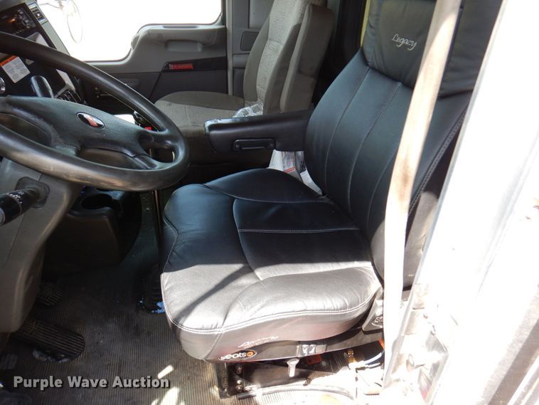 image for item MF9668 2016 Kenworth T800  semi truck