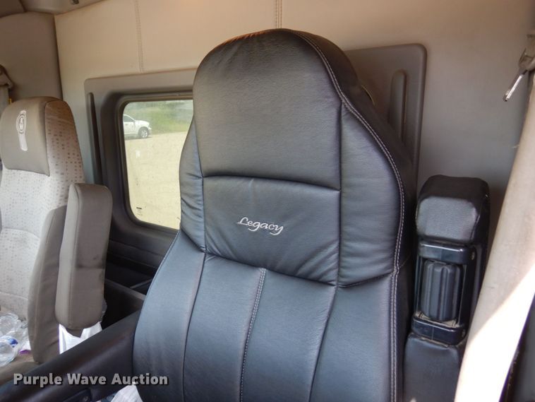 image for item MF9668 2016 Kenworth T800  semi truck