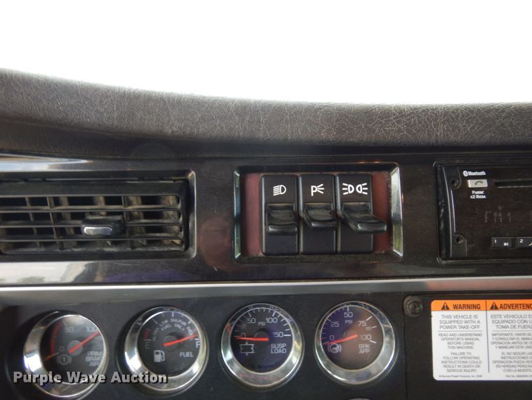 image for item MF9668 2016 Kenworth T800  semi truck