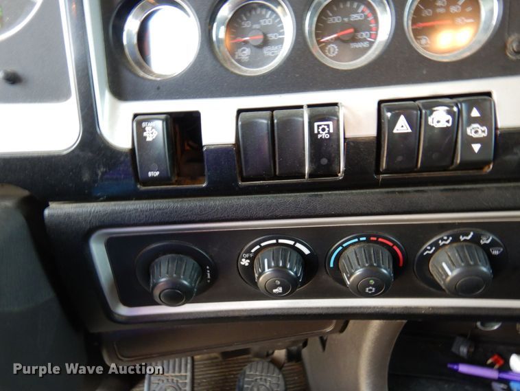 image for item MF9668 2016 Kenworth T800  semi truck