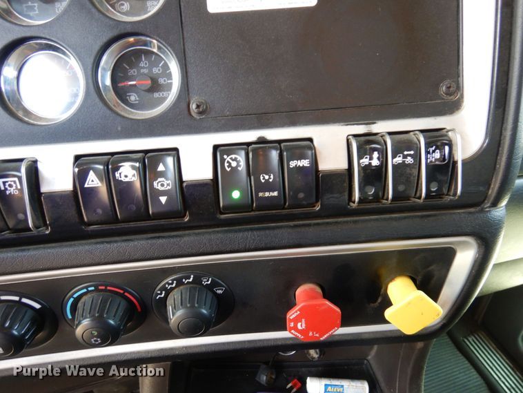 image for item MF9668 2016 Kenworth T800  semi truck