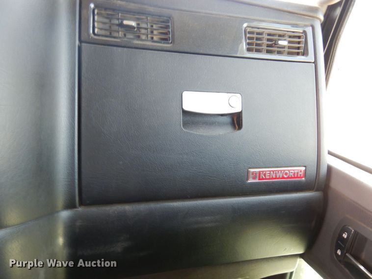 image for item MF9668 2016 Kenworth T800  semi truck