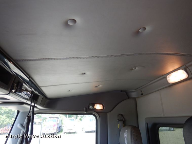 image for item MF9668 2016 Kenworth T800  semi truck