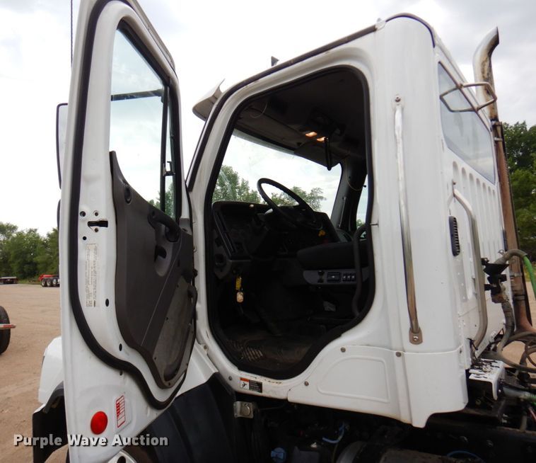 image for item MF9684 2016 Freightliner 114SD  semi truck