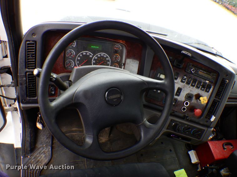 image for item MF9684 2016 Freightliner 114SD  semi truck