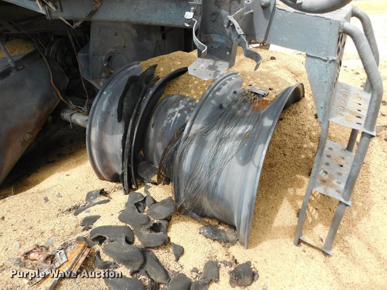 image for item DJ7668 2011 Gleaner S67 Tritura  combine