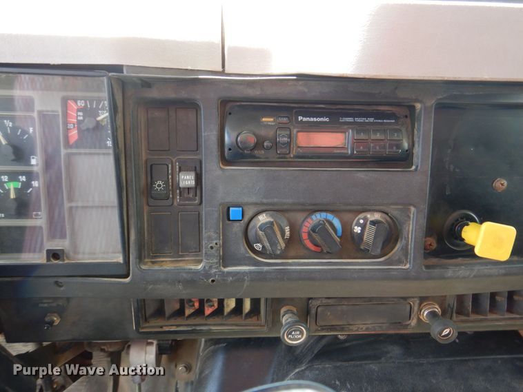 image for item DM2253 1996 International 4700  grain truck