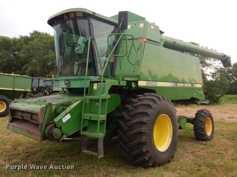 image for item DN0411 1990 John Deere 9600  combine