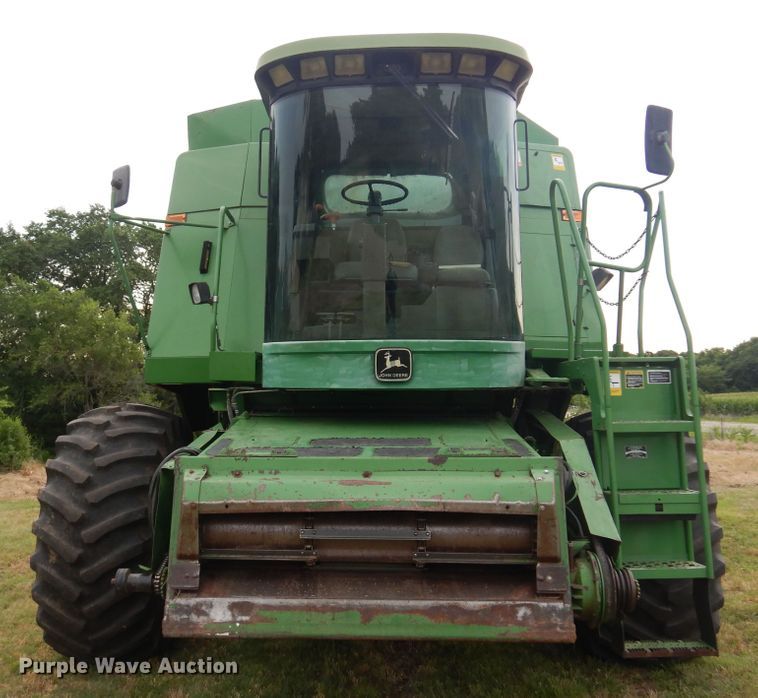 image for item DN0411 1990 John Deere 9600  combine